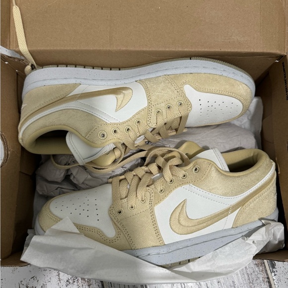 Brand New in box. Air Jordan 1 low women’s SE in Team Gold and Sail - Picture 3 of 6
